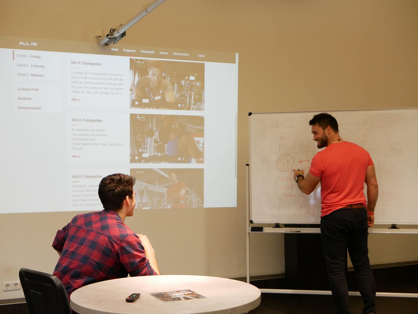 Mario Klintworth erklärt bei einer Schulung seinem Kunden sein Trainingssystem ALL IN Mario Klintworth zeigt bei seiner ALL IN Schulung sein Trainingssystem