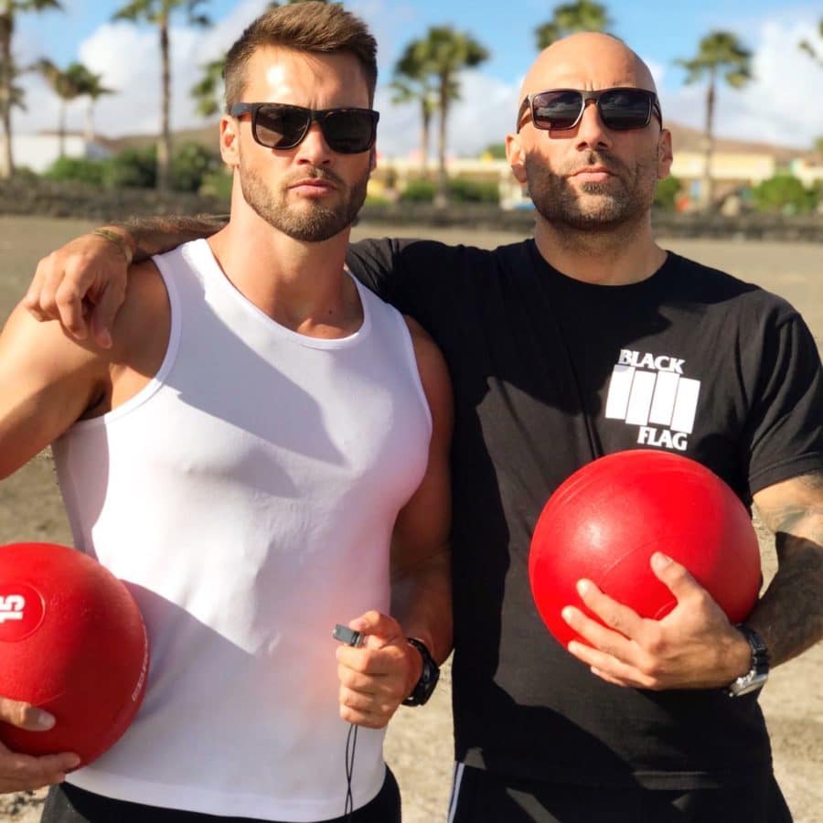 Mario Klintworth mit seinem Kunden beim 1:1 Personaltraining. Beides sind am Strand und haben Bälle in der Hand Mario Klintworth mit seinem Kunden beim 1:1 Personaltraining